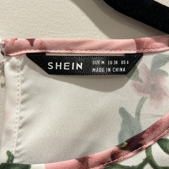 Light weight top with lace sleeves, Size M, white with flowers, NWOT - Picture 5 of 5